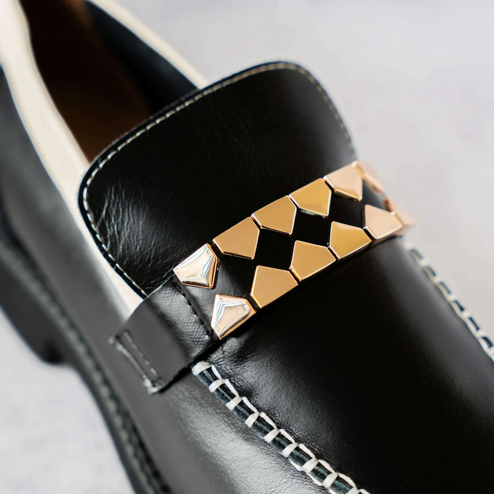 ALL BLACK - Clip and Stitch Loafer