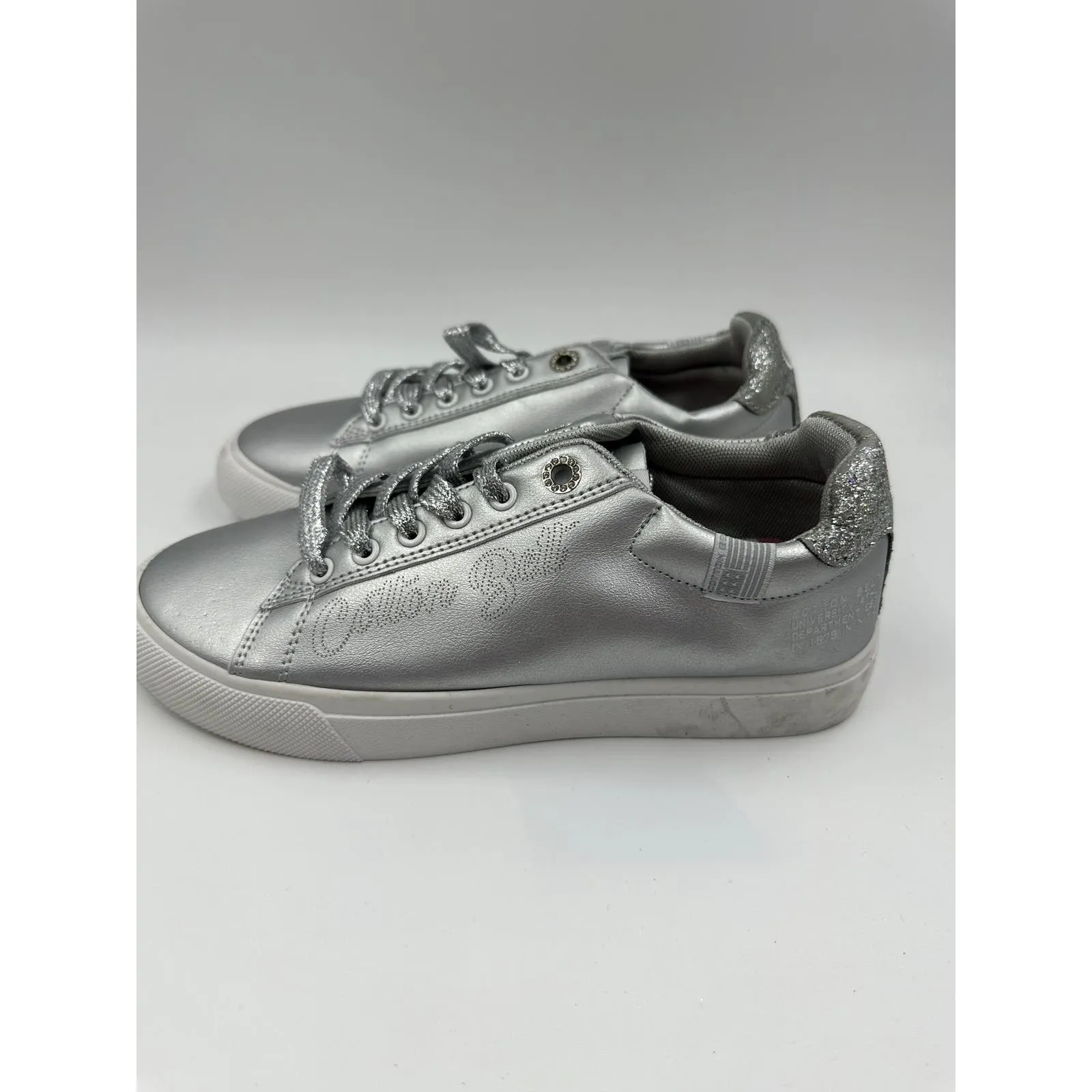 Women's Size 7, Silver Low Top Casual Sneaker w/ White Sole & Silver Laces